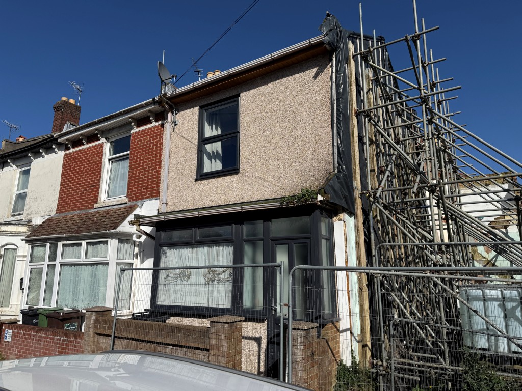 Lot: 35 - THREE-BEDROOM HOUSE WITH STRUCTURAL DAMAGE - Front of property with plot to side